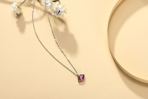 紅唇邂逅紅寶石 淘寶銀飾項(xiàng)鏈吊墜套裝模特圖拍攝與美發(fā)飾品銷(xiāo)售融合之道